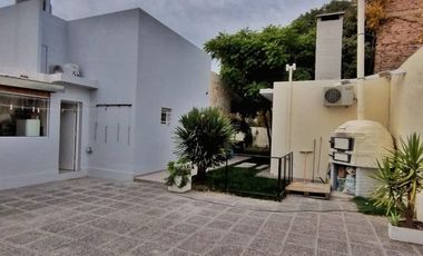 VENTA CASA -  3 DORMITORIOS  (LOCAL COMERCIAL Y LOFT) CIPOLLETTI CENTRO