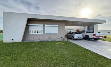 Casa en venta en barrio privado Costa Verde en Junin.