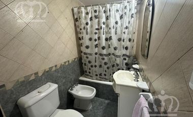 Venta - Departamento - 3 ambientes - en 2 plantas -  gran patio -  Lanús Este.