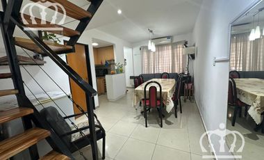 Venta - Departamento - 3 ambientes - en 2 plantas -  gran patio -  Lanús Este.