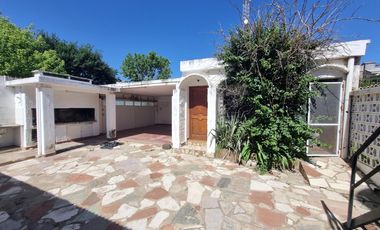 Casa con dependencia en venta en Maciel