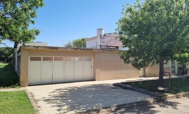 Casa con dependencia en venta en Maciel