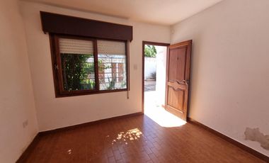 Casa con dependencia en venta en Maciel