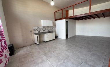 Monoambiente a la venta en Morón con entrepiso funcional como dormitorio