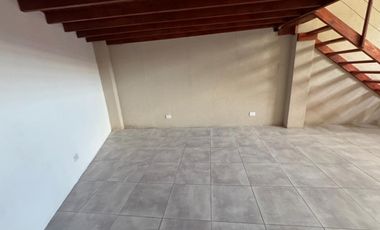Monoambiente a la venta en Morón con entrepiso funcional como dormitorio