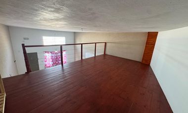Monoambiente a la venta en Morón con entrepiso funcional como dormitorio