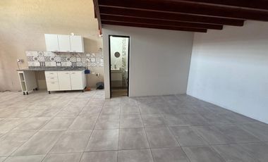 Monoambiente a la venta en Morón con entrepiso funcional como dormitorio