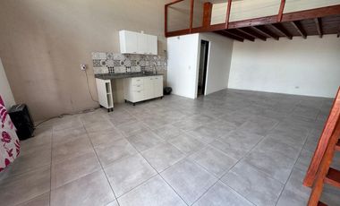 Monoambiente a la venta en Morón con entrepiso funcional como dormitorio