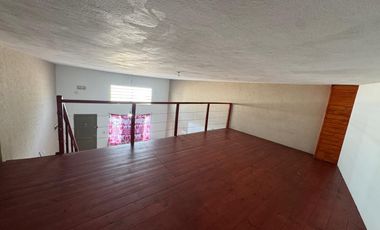Monoambiente a la venta en Morón con entrepiso funcional como dormitorio