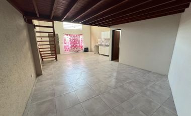 Monoambiente a la venta en Morón con entrepiso funcional como dormitorio