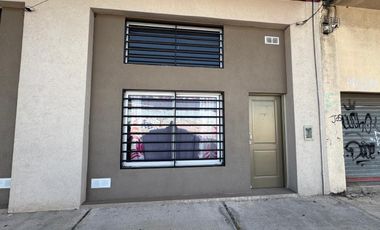 Monoambiente a la venta en Morón con entrepiso funcional como dormitorio