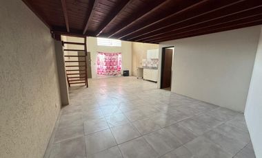Monoambiente a la venta en Morón con entrepiso funcional como dormitorio