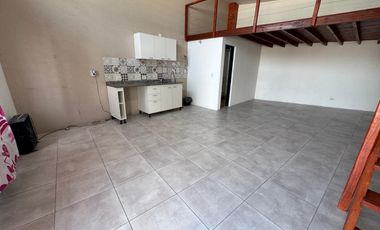 Monoambiente a la venta en Morón con entrepiso funcional como dormitorio