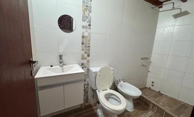 Monoambiente a la venta en Morón con entrepiso funcional como dormitorio