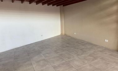 Monoambiente a la venta en Morón con entrepiso funcional como dormitorio