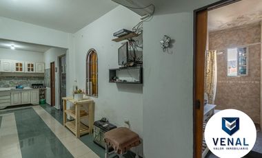 Venta Casa Comercial o Residencial 6 ambientes, 5 dormitorios, 3 baños completos, 3 plantas