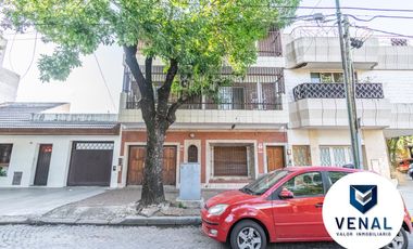 Venta Casa Comercial o Residencial 6 ambientes, 5 dormitorios, 3 baños completos, 3 plantas
