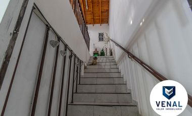 Venta Casa Comercial o Residencial 6 ambientes, 5 dormitorios, 3 baños completos, 3 plantas
