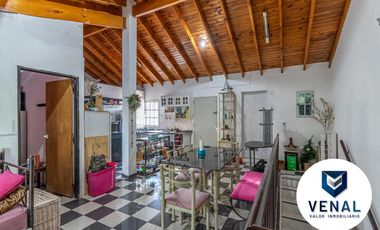 Venta Casa Comercial o Residencial 6 ambientes, 5 dormitorios, 3 baños completos, 3 plantas