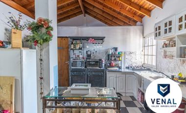 Venta Casa Comercial o Residencial 6 ambientes, 5 dormitorios, 3 baños completos, 3 plantas