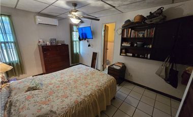 VENTA DE AMPLIA CASA DE 177MT2  EN CONDADO DEL REY REMODELADA  AQ