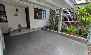 VENTA DE AMPLIA CASA DE 177MT2  EN CONDADO DEL REY REMODELADA  AQ