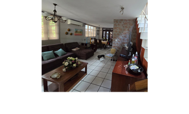 VENTA DE AMPLIA CASA DE 177MT2  EN CONDADO DEL REY REMODELADA  AQ