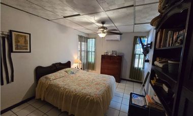 VENTA DE AMPLIA CASA DE 177MT2  EN CONDADO DEL REY REMODELADA  AQ