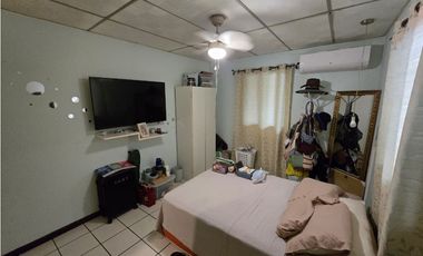 VENTA DE AMPLIA CASA DE 177MT2  EN CONDADO DEL REY REMODELADA  AQ