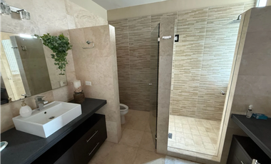 SE VENDE APARTAMENTO EN PH RIO MAR SAN CARLOS FRENTE AL MAR