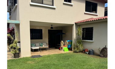 SE VENDE CASA EN COSTA VERDE PH SUNSET HILL CON TERRAZA Y PATIO