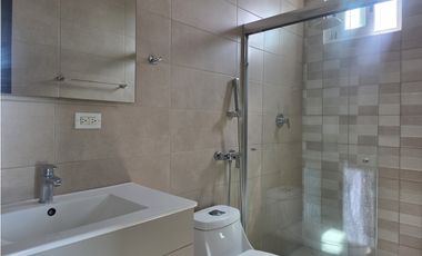 Se vende apartamento 4 recámaras en Kings Park, Condado del Rey