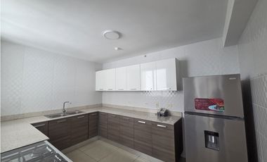 Se vende apartamento 4 recámaras en Kings Park, Condado del Rey