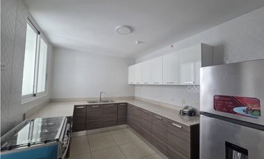 Se vende apartamento 4 recámaras en Kings Park, Condado del Rey
