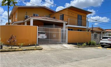 Casa de dos pisos en alquiler en Quintas de Nuevo Arraiján