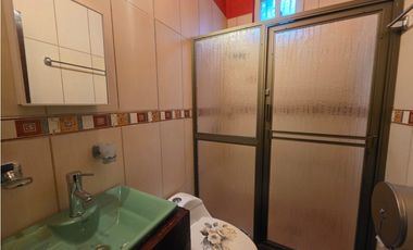 SE VENDE TERRENO CON 2 CABAÑAS Y 1 CASA EN ALTOS DE CERRO AZUL 1998M