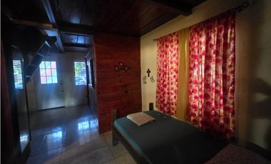 SE VENDE TERRENO CON 2 CABAÑAS Y 1 CASA EN ALTOS DE CERRO AZUL 1998M