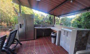 SE VENDE TERRENO CON 2 CABAÑAS Y 1 CASA EN ALTOS DE CERRO AZUL 1998M