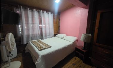 SE VENDE TERRENO CON 2 CABAÑAS Y 1 CASA EN ALTOS DE CERRO AZUL 1998M