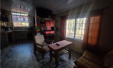 SE VENDE TERRENO CON 2 CABAÑAS Y 1 CASA EN ALTOS DE CERRO AZUL 1998M