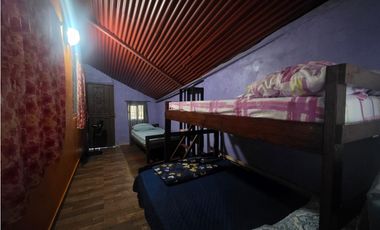 SE VENDE TERRENO CON 2 CABAÑAS Y 1 CASA EN ALTOS DE CERRO AZUL 1998M