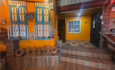 SE VENDE TERRENO CON 2 CABAÑAS Y 1 CASA EN ALTOS DE CERRO AZUL 1998M