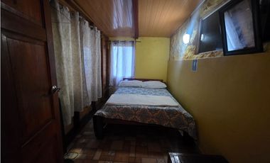 SE VENDE TERRENO CON 2 CABAÑAS Y 1 CASA EN ALTOS DE CERRO AZUL 1998M