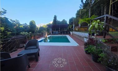 SE VENDE TERRENO CON 2 CABAÑAS Y 1 CASA EN ALTOS DE CERRO AZUL 1998M