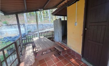 SE VENDE TERRENO CON 2 CABAÑAS Y 1 CASA EN ALTOS DE CERRO AZUL 1998M