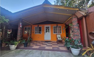 SE VENDE TERRENO CON 2 CABAÑAS Y 1 CASA EN ALTOS DE CERRO AZUL 1998M