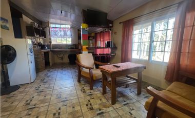 SE VENDE TERRENO CON 2 CABAÑAS Y 1 CASA EN ALTOS DE CERRO AZUL 1998M
