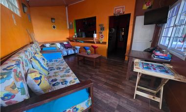 SE VENDE TERRENO CON 2 CABAÑAS Y 1 CASA EN ALTOS DE CERRO AZUL 1998M