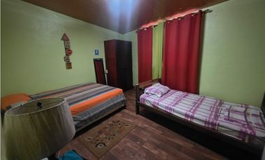 SE VENDE TERRENO CON 2 CABAÑAS Y 1 CASA EN ALTOS DE CERRO AZUL 1998M