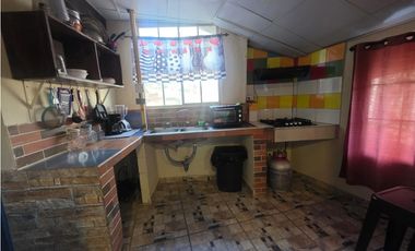 SE VENDE TERRENO CON 2 CABAÑAS Y 1 CASA EN ALTOS DE CERRO AZUL 1998M